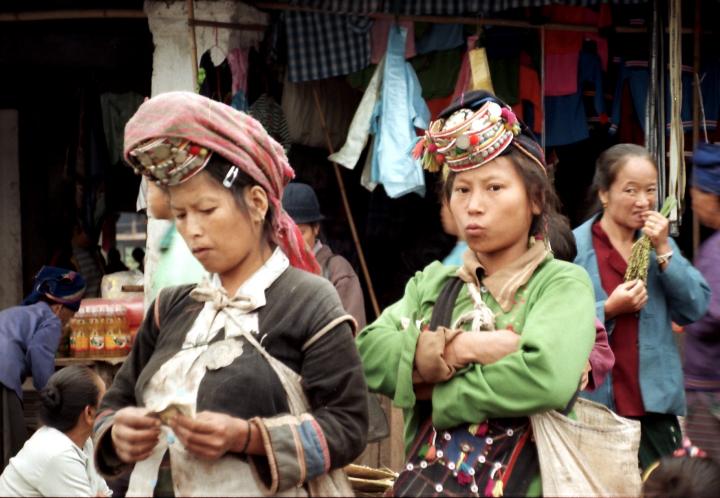 Muang Sing market. Iko minority.