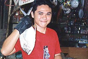 Den er god og frisk, lover den unge fiskehandler. Og han har sikkert ret. Fiskene på markedet kommer direkte fra fiskerihavnen i Phuket Town.