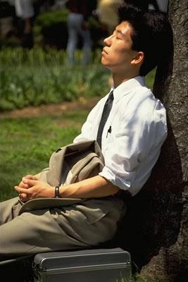 Japanese salarymen are expected to show devotion to the company by working long hours, often six days a week. So, a sunny lunch hour provides a welcome opportunity for a little R&R.