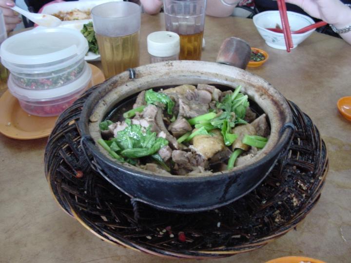 A claypot of steaming bak kut teh!