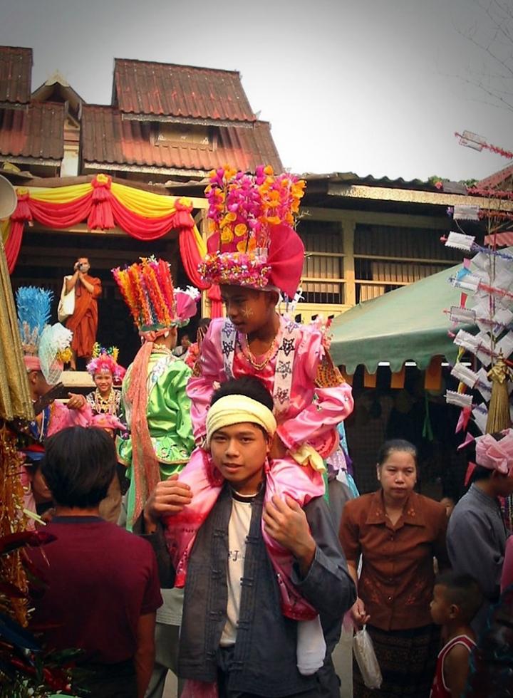 Sang Long is carried around before enter the temple