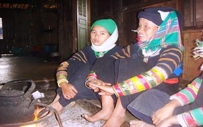 Les jeunes femmes LOLO noirs a Baolac - Vietnam