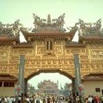 There are as many as 100 temples in Taiwan's Tapeng Bay National Scenic Area. Among all the temples, the Donglong Temple in Donglong Village, Donggang Township has the longest history. In a spectacular ceremony that is held every three years, plague god boats are burnt, making it one of the biggest celebration of this kind.