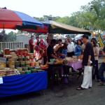 This stall selling spring rolls is so famous that the queue is neverending.