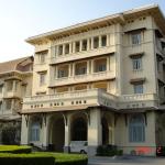 The renovated original building. In 1929, Le Royal entered several decades of grandeur during that romantic golden era of travel when such grand dames were patronized by the affluent and the privileged during their Asian peregrinations.