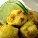 Urulakkizangu Bondas with Thakkali Chutney (Spicy Potato Fritters with Fresh Tomato Chutney)