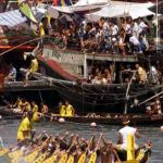 A Dragon Boat races 06 June 2000, in front of thousands of spectators watching, despite the heat, from fishing boats in Aberdeen, Hong Kong. The Dragon Boat Festival is celebrated accross Hong Kong with races in Aberdeen, Stanley, Tai Po, Shatin and Chai Wan.