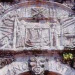Dutch coat of arms adorns the Porta de Santiago, the last remaining fragment of the Portuguese fortress of A'Famosa built by Alfonso d'Albuquerque in 1512, reconstructed by the Dutch in 1607 and subsequently saved from total destruction by Sir Stamford Raffles.
