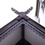 The bargeboards of northern houses cross at the apex to form kahlae, wing-like structures that ward off evil spirits or indicate the houseowners' social status.