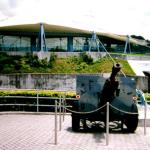 A British 25-pounder artillery piece guards the museum entrance.